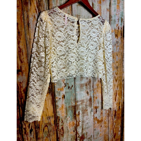 90’s VINTAGE Cropped Lace Top 🦪 - Picture 2 of 9